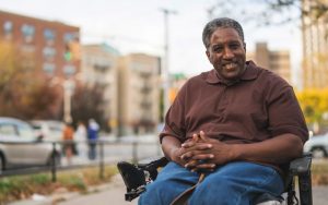 HOMBRE PARALÍTICO REÚNE 500 ALMAS CADA MES PARA ALABAR A DIOS